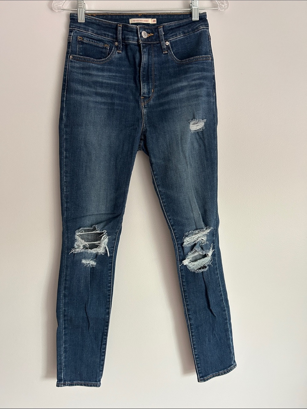 Women’s Levi’s-Dark Wash Distressed Skinny Jeans -